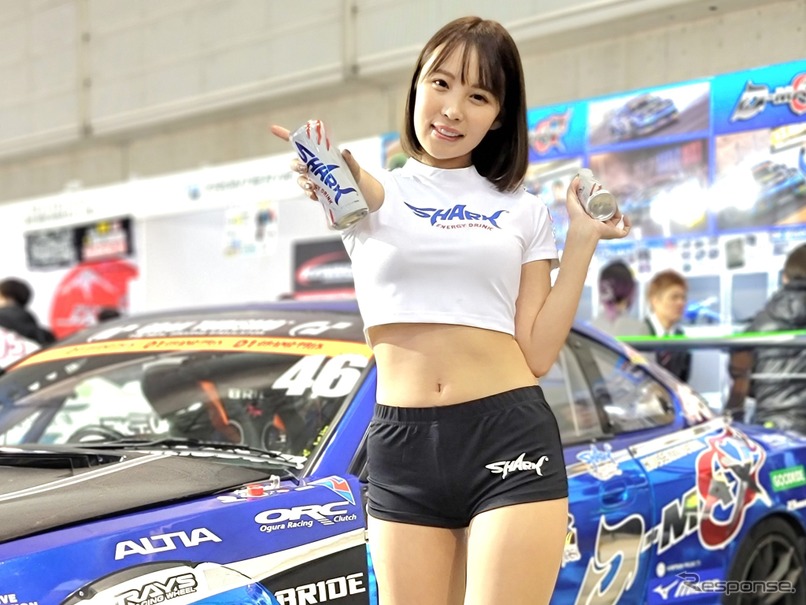 D-MAX（ホール9）の葵成美さん。凄いサービス精神で次々と沢山のポーズを繰り出して会場を盛り上げていました。