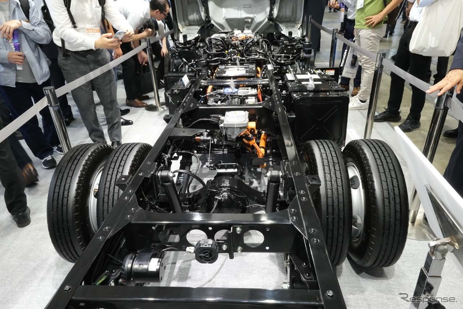 メイン展示として出展されたBEVトラック『エルフmio EV』