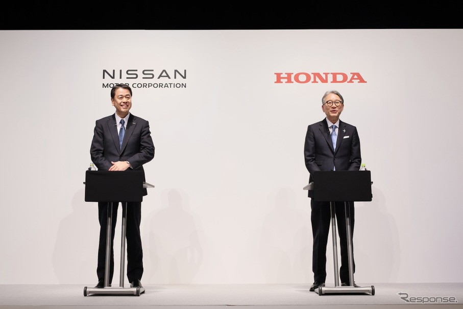日産とホンダの連合に、三菱自が合流する方向だという。写真は3月、日産の内田誠社長（左）とホンダ三部敏宏社長（右）