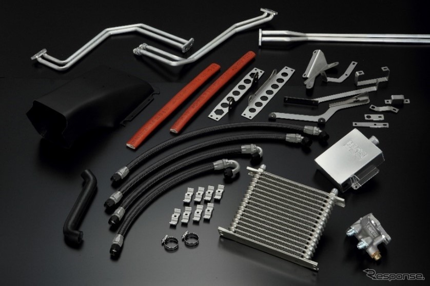 HKSの『R35 GT-R』専用「DCTクーラーキット」に軽量ブラックメッシュホースを採用した「BLACKシリーズ」が登場