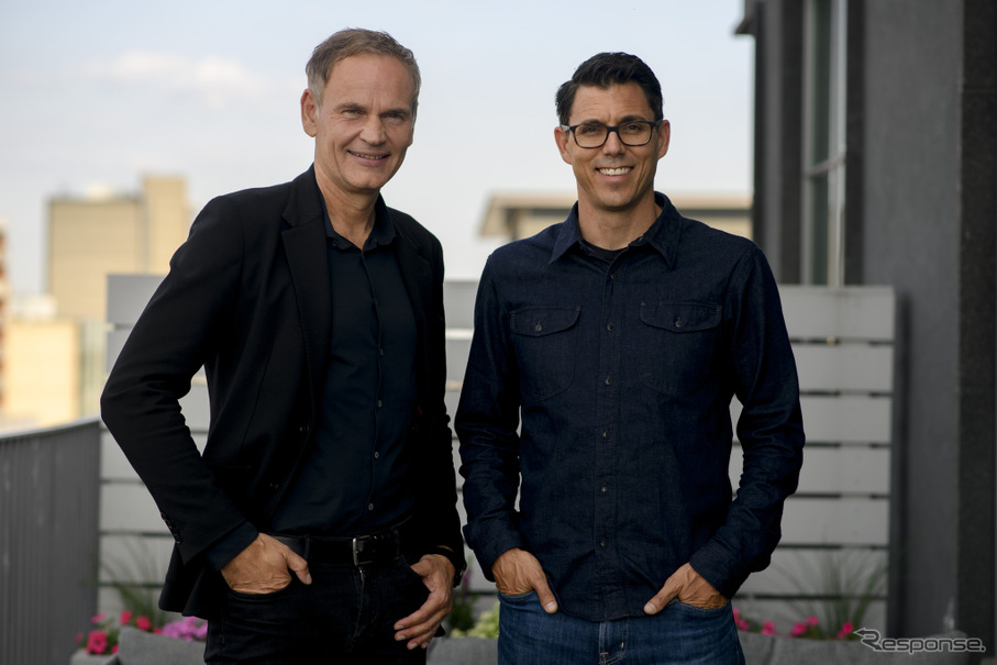 VWグループのオリバー・ブルーメCEOとリヴィアンのロバート・ジョセフ・スカリンジCEO
