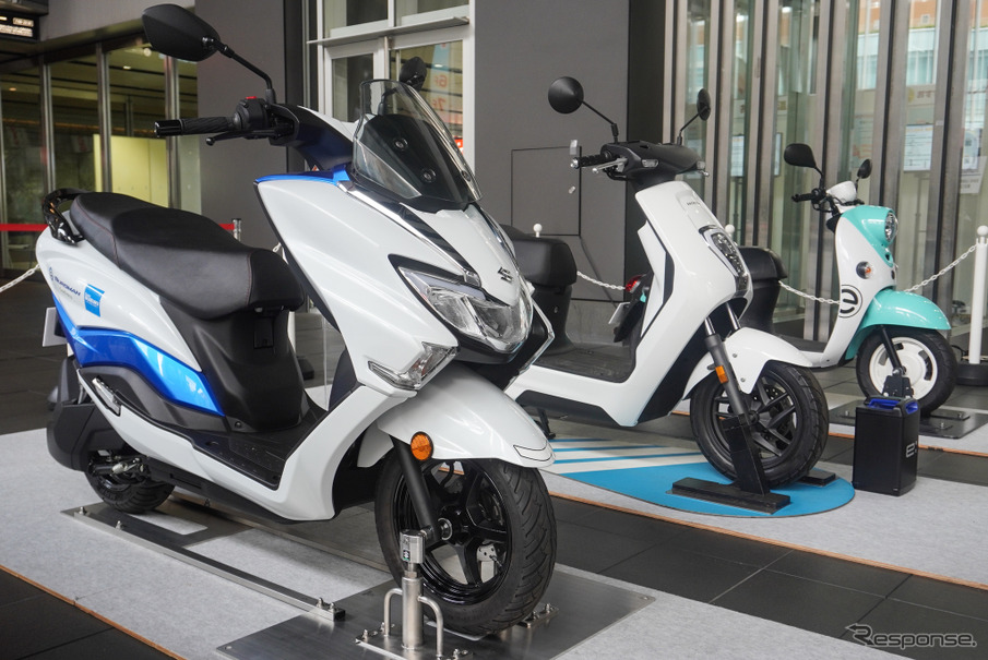 「バイクの日」イベントに展示されたスズキ、ホンダ、ヤマハの電動バイク（2024年8月19日、秋葉原UDX）