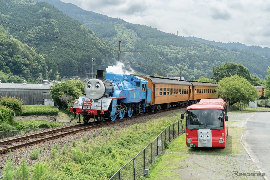 きかんしゃトーマス号（向かって左）とバスのバーティー　(c) 2024 Gullane (Thomas) Limited.