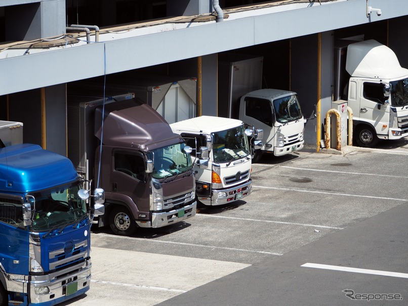 物流施設で荷物の積み下ろしをするトラック（イメージ）