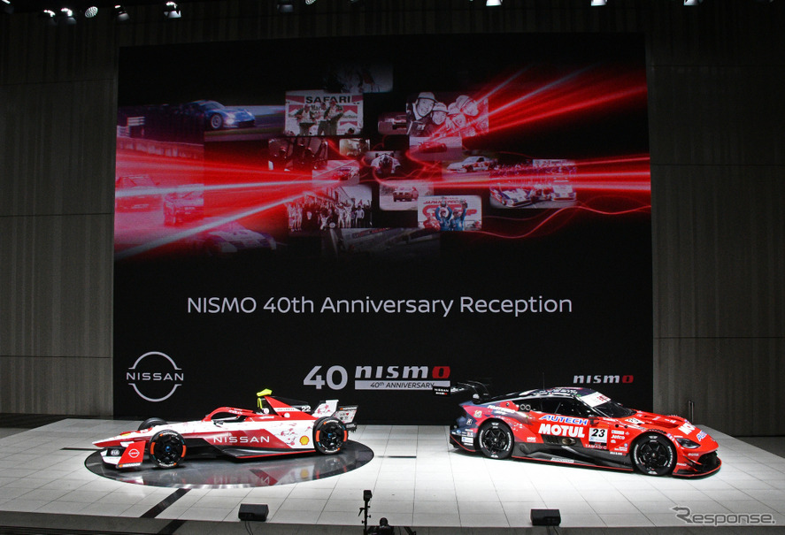 ニスモが参戦しているフォーミュラE（左）とスーパーGT500（右）のマシン