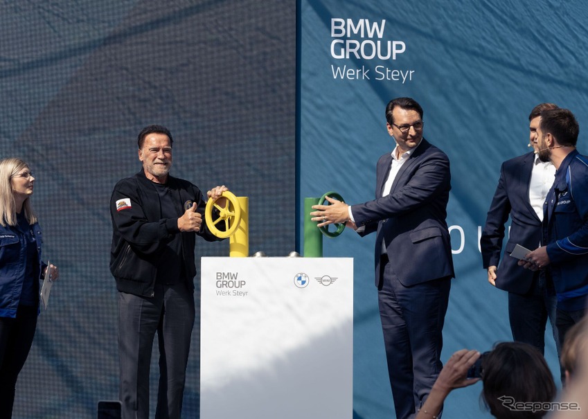 アーノルド・シュワルツェネッガー氏（左）立ち合いの下、BMWグループのオーストリア工場が再生可能エネルギーへ完全移行