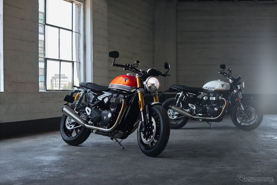 トライアンフ スピードツイン1200 新型。左が「RS」