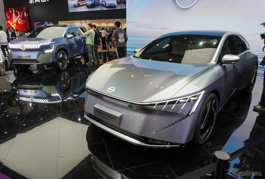 日産は北京モーターショー2024でPHEVの投入を発表。写真はエヴォ・コンセプト（手前）とエラ・コンセプト（奥）
