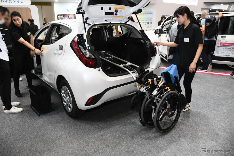トヨタ自動車／車いす収納装置