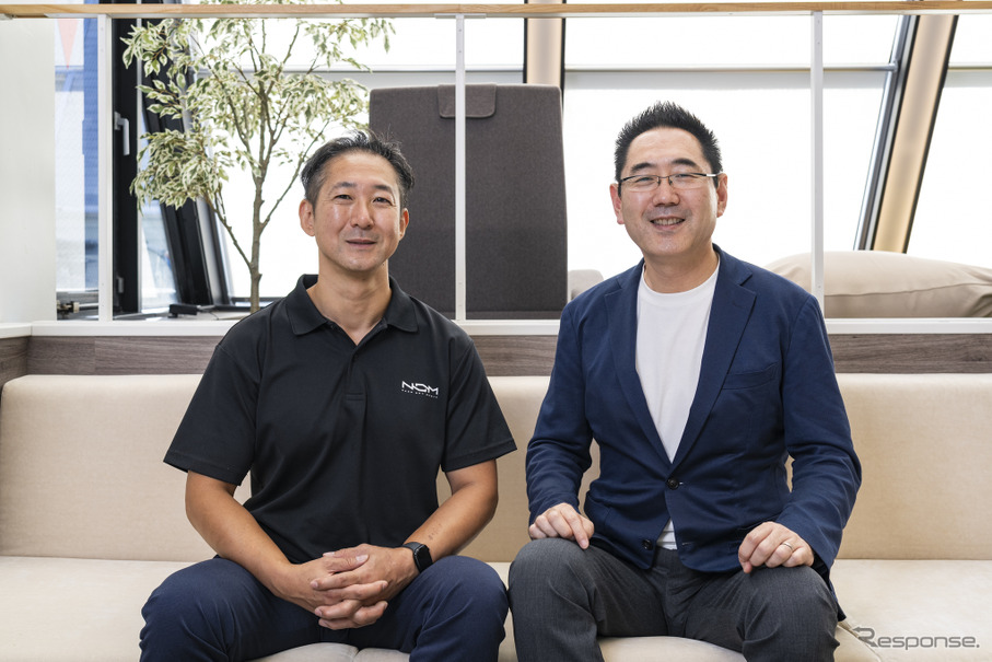 ナノオプト・メディア 代表取締役社長 大嶋康彰氏（左）と、レスポンス編集長の三浦和也（右）