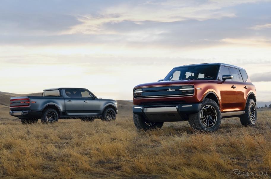スカウトモーターズの新型電動SUV『トラベラー』（右）とピックアップトラックの『テラ』（左）