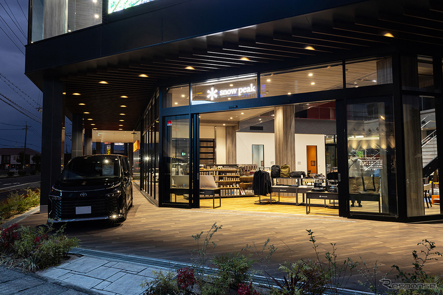トヨタ・コニック・プロとスノーピークが共同で推進する新業態モデルの第2号店「トヨタカローラ滋賀 近江八幡店」
