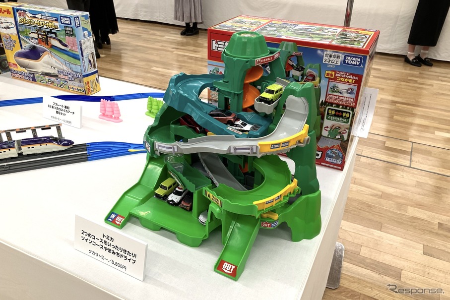 トミカ 2つのコースをいったりきたり！ ツインコースやまみちドライブ（タカラトミー）
