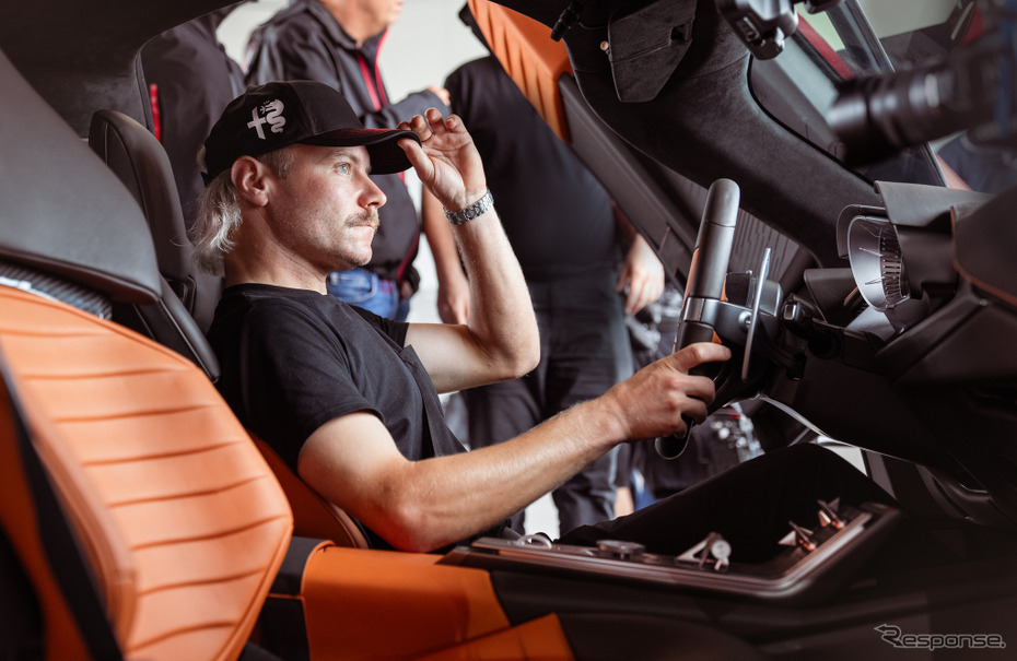 アルファロメオ『33ストラダーレ』のプロトタイプをF1ドライバーのバルテリ・ボッタス選手がテスト