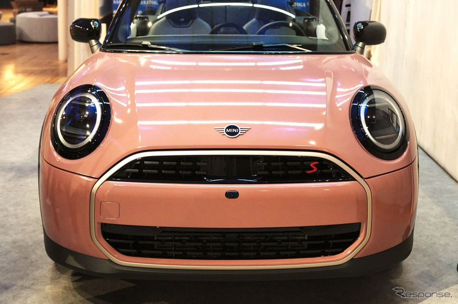 PANTONE（パントン）社が発表した2025年のテーマカラー「モカムース」で塗装された新型MINI『クーパーコンバーチブル』