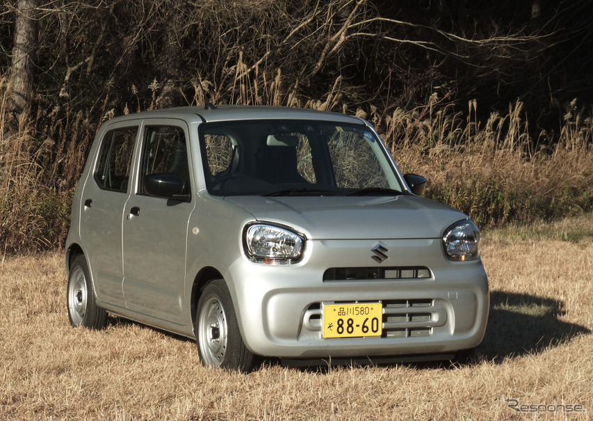 スズキ・アルトAのフロントビュー。基本的造形は上位グレードとまったく同じ。