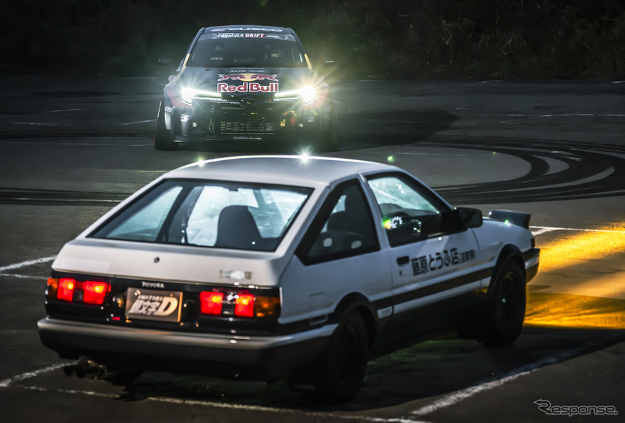 レッドブル・ジャパンが『頭文字D』とコラボ、ロバンペラの『GRカローラ』と藤原拓海の『AE86』が峠でバトル…東京オートサロン2025