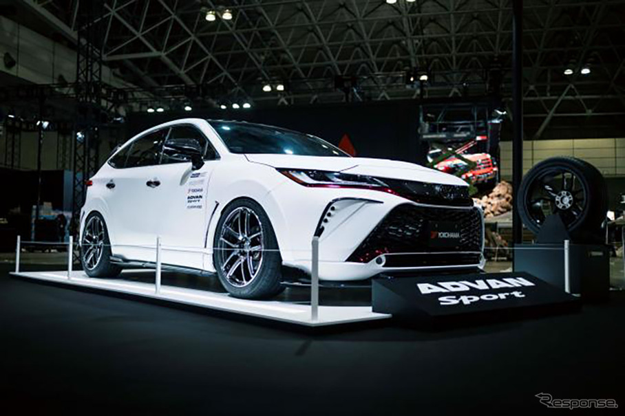 人気のエアロパーツブランド・アーティシャンスピリッツのフルエアロを装備したトヨタ・『ハリアー』にADVAN Sport V107を装着展示