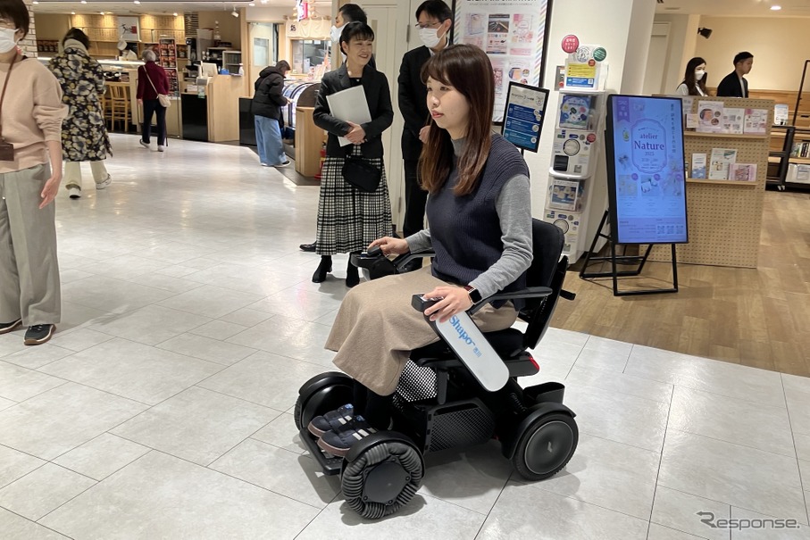 駅直結ショッピングセンターのシャポー市川で近距離モビリティ『WHILL』の無料レンタル