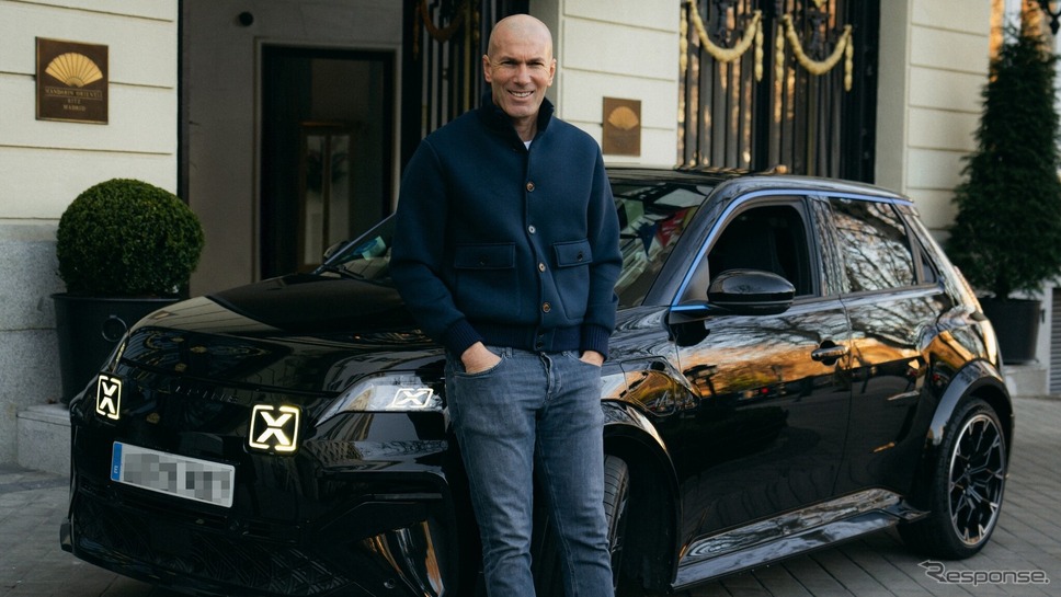 アルピーヌ初のEV『A290』に元プロサッカー選手のジネディーヌ・ジダン氏が試乗
