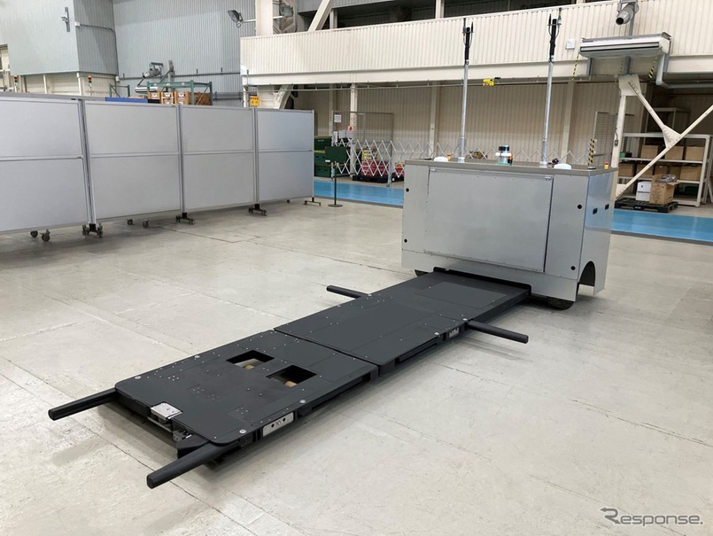 三菱重工グループの三菱重工機械システム（MHI-MS）が開発した自動車を自律的に運搬する車両搬送ロボット