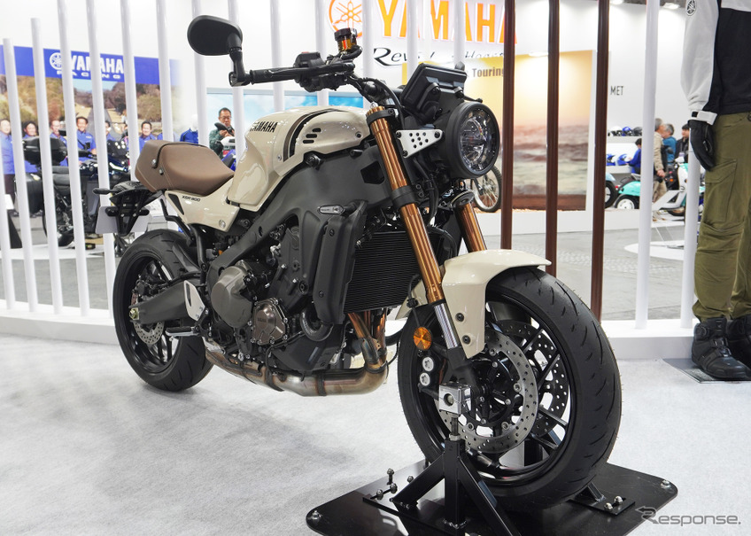 ヤマハ XSR900 ABS 2025年モデルの日本限定カラー「アイボリー」（大阪モーターサイクルショー2025）