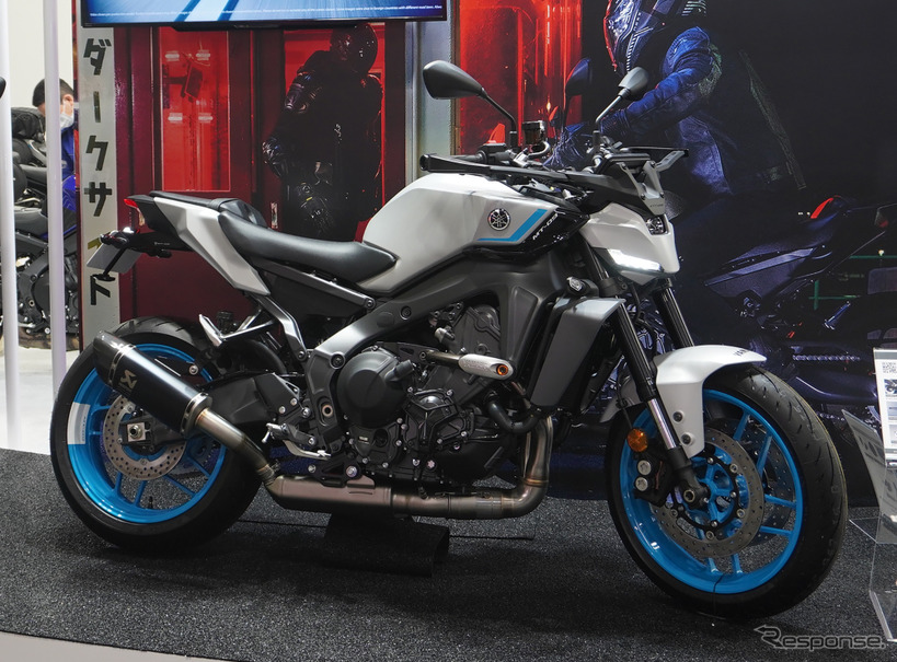 大阪モーターサイクルショー2025に先行展示された「マットライトグレー」のヤマハ MT-09（アクセサリー装着車）