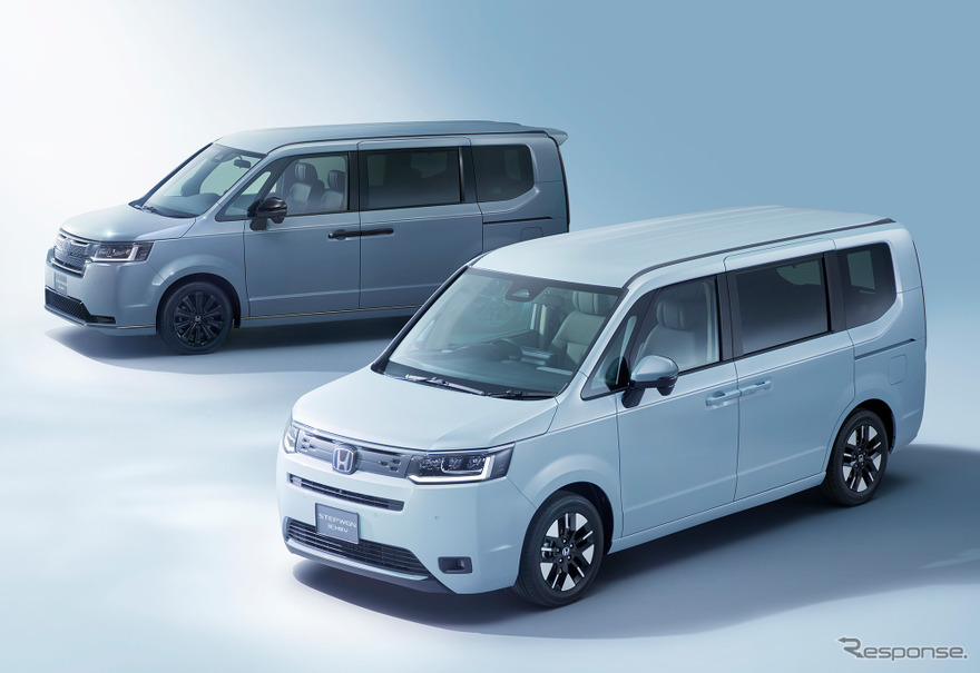 ホンダ ステップワゴン SPADA PREMIUM LINE BLACK EDITION（左）とAIR EX（右）