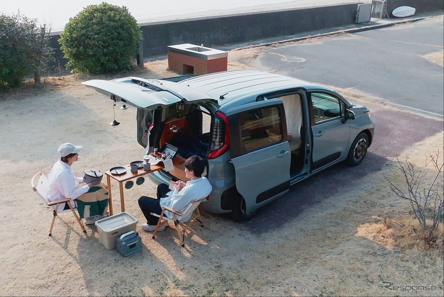 トヨタカローラ香川のカーシェア「TOYOTA SHARE」の車両に、YURTが展開する天然木製車中泊キット「VANLIFE ROOMKIT」を搭載
