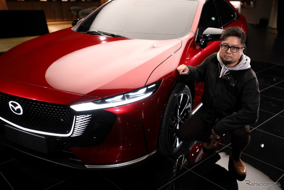 マツダ EZ-6とマツダデザイン本部チーフデザイナーの岩内義人さん