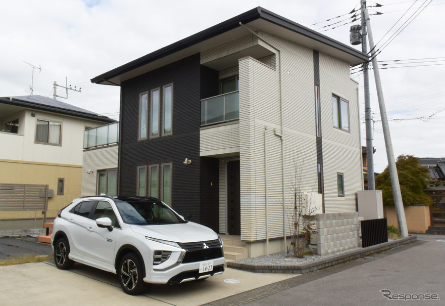今後日本の建築基準の標準となるネットゼロエネルギーハウス(ZEH)とエクリプスクロスPHEV。