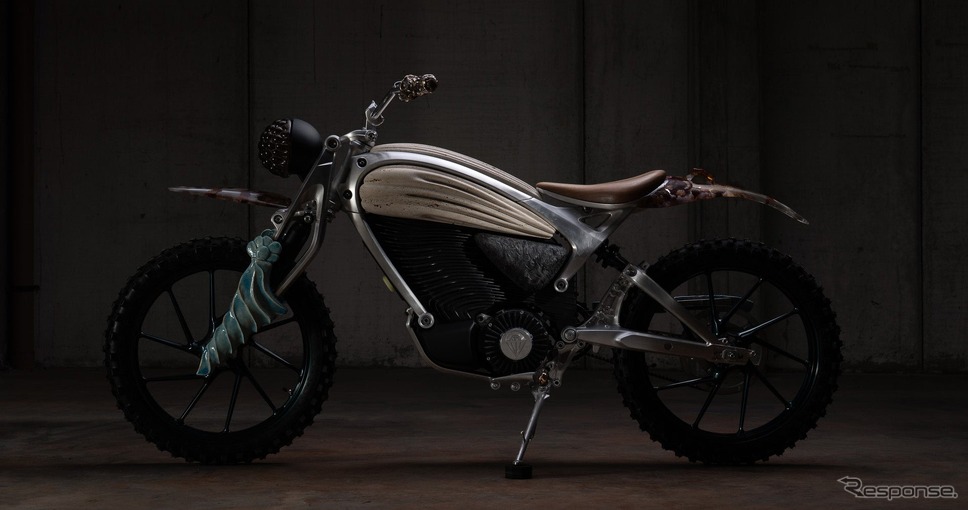 ロイヤルエンフィールド新ブランド「FLYING FLEA」の世界に一つだけのアート作品「MOTOTOTEM」