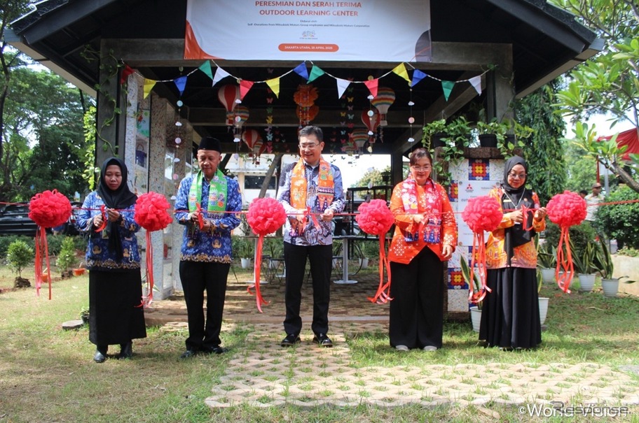 三菱自動車グループがインドネシア北ジャカルタ市の小学校に屋外学習センターを建設