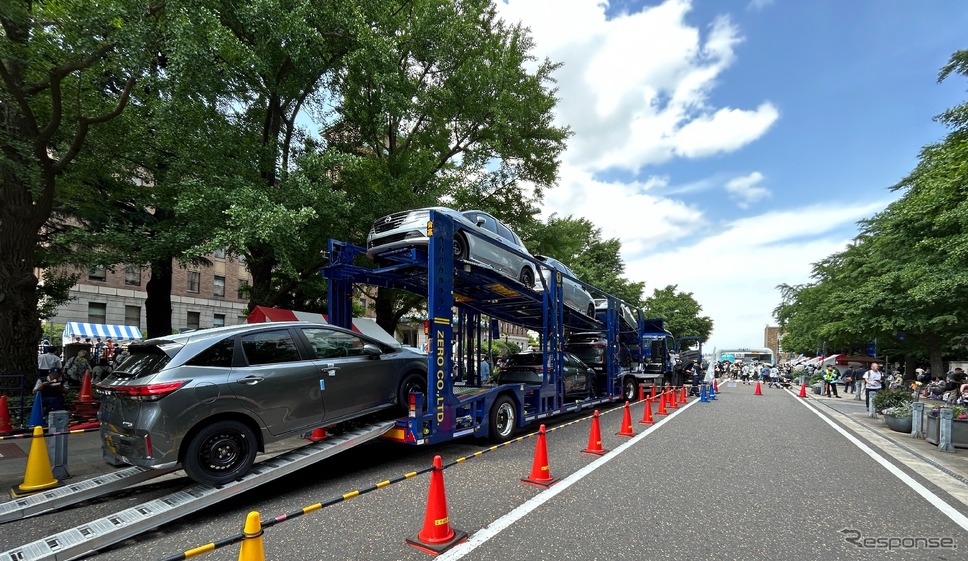 ゼロの車を運ぶ大型キャリアカー