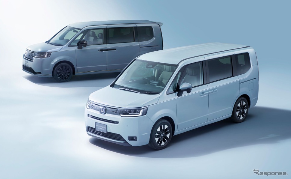 ホンダ ステップワゴン e:HEV SPADA PREMIUM LINE BLACK EDITION（左）とAIR EX（右）