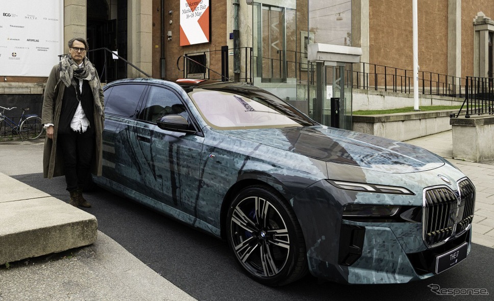 BMW i7のアートカーとドイツ人アーティスト、グレゴール・ヒルデブラント氏