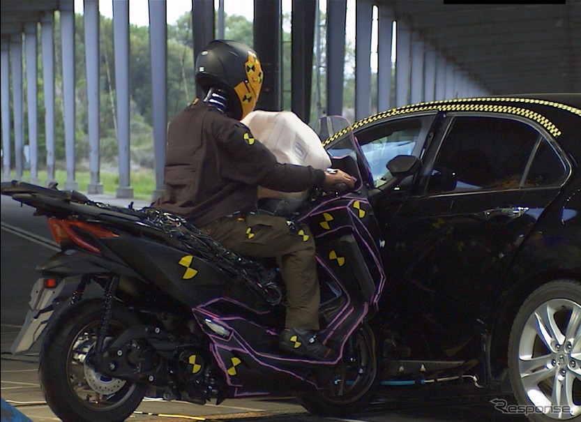バイク用エアバッグを開発中の豊田合成が衝突テスト実施