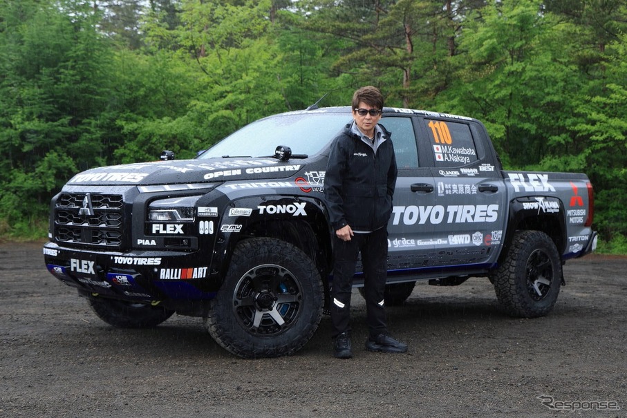 「FLEX SHOW AIKAWA Racing with TOYO TIRES」哀川翔総監督と参戦車両のトライトン