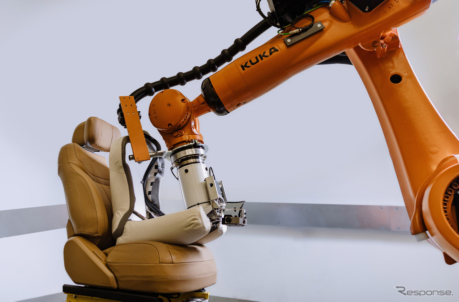 ジャガー・ランドローバーのロボットによるシート耐久テスト