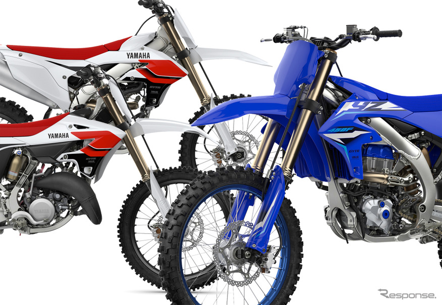 3年ぶりにフルモデルチェンジするヤマハ YZ450F（手前）と、70周年記念モデル