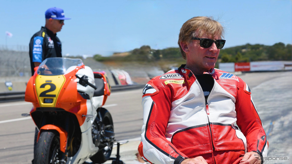 元世界王者ウェイン・レイニーが特別な『XSR900 GP』でラグナセカを駆け抜けた