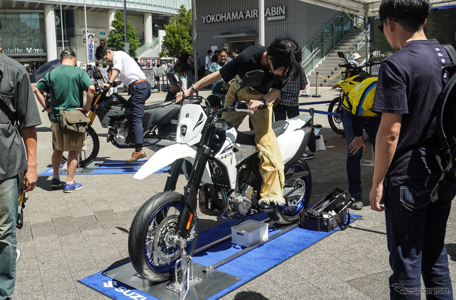新型『DR-Z4S』『DR-Z4SM』が展示された「スズキ モーターサイクルコレクション2025」（7月19日）