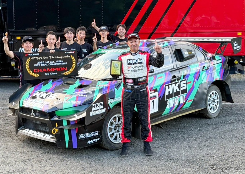 田口勝彦選手と「HKSランサーエボリューション（CZ4A）」