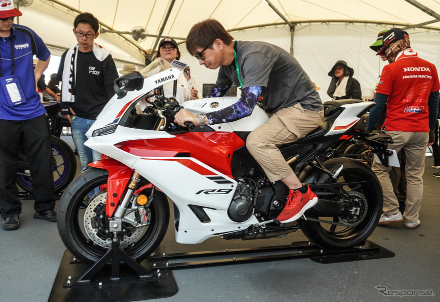 「鈴鹿8耐2025」ヤマハブースで青木タカオ氏が『YZF-R9』に跨り試乗！