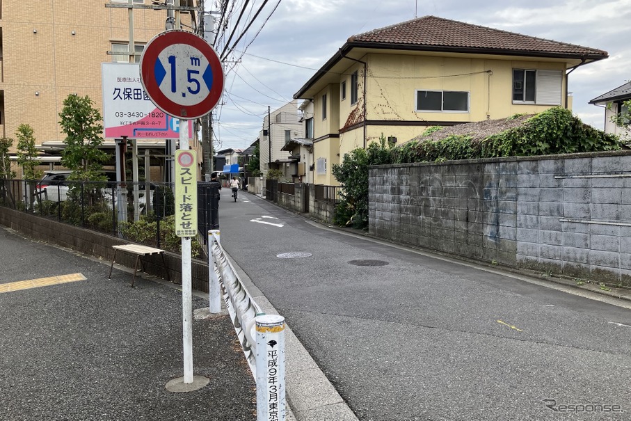 狭い道！ 制限1.5mの狛江市道535号線。左が世田谷通り