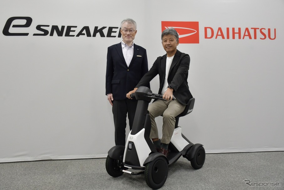 ダイハツ工業の井上雅代表取締役社長（車上）と製品企画部プロジェクト責任者、鐘堂信吾氏