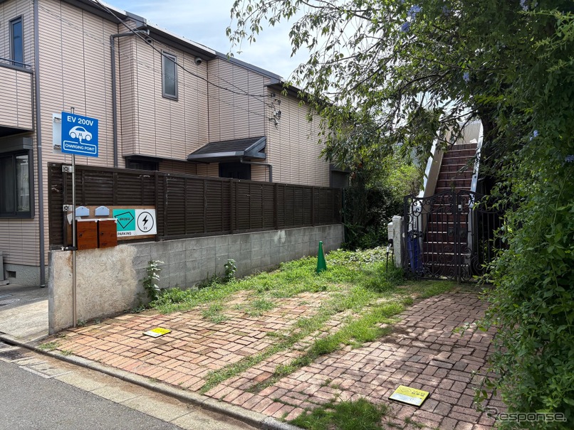 アキッパと契約の一般住宅駐車場に公共利用可能なEV充電ステーションを導入