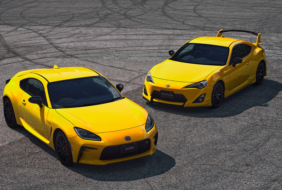 トヨタ GR86 RZ “イエローリミテッド”（左）と先代86 GT イエローリミテッド（右）