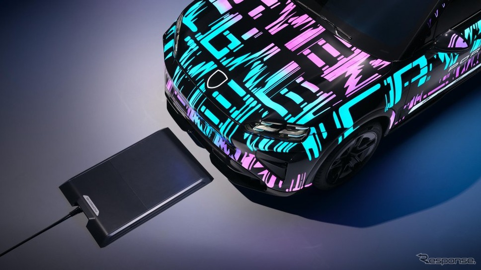 ポルシェ『カイエン・エレクトリック』プロトタイプと11kWワイヤレス充電器