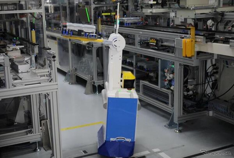ACインバーターを運んでいる2輪型搬送用人協調ロボット